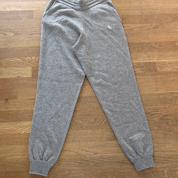 Sporty & Rich Pants - Sporty & Rich Women’s Heather Gray 100% Cashmere
Joggers
